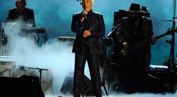 Tom Jones tocando no Los Angeles Convention Center, em 2015
 - AP