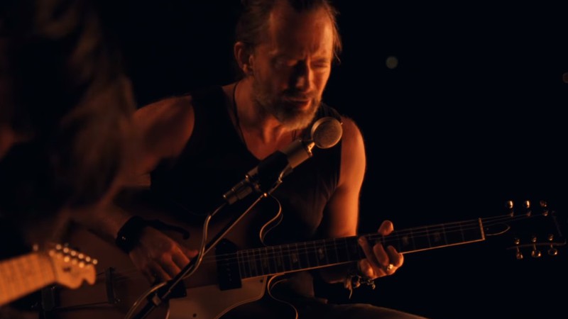 Thom Yorke no clipe de "Present Tense" - Reprodução