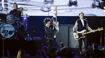 O Green Day em 2015, na apresentação do Hall da Fama do Rock; a capa de Revolution Radio, novo disco do trio - Ap Photo/Mark Duncan