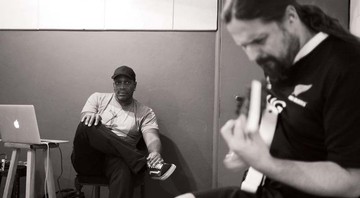 Andreas Kisser e Derrick Green (ao fundo) trabalhando nas canções do novo disco - Bruno Teixeira/Divulgação