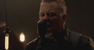 James Hetfield em trecho do clipe de “Moth Into Flame”, do Metallica - Reprodução/Vídeo