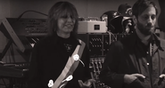 Chrissie Hynde e Dan Auerbach no clipe de "Holy Commotion", novo single do The Pretenders - Reprodução