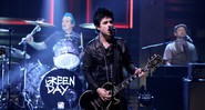 Billie Joe Armstrong comandando o Green Day em performance no programa de Jimmy Fallon - Reprodução/Vídeo
