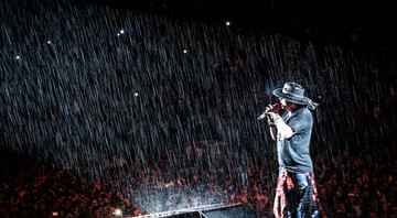 Axl Rose cantando sob a chuva na capital paulista - Katarina Benzova 