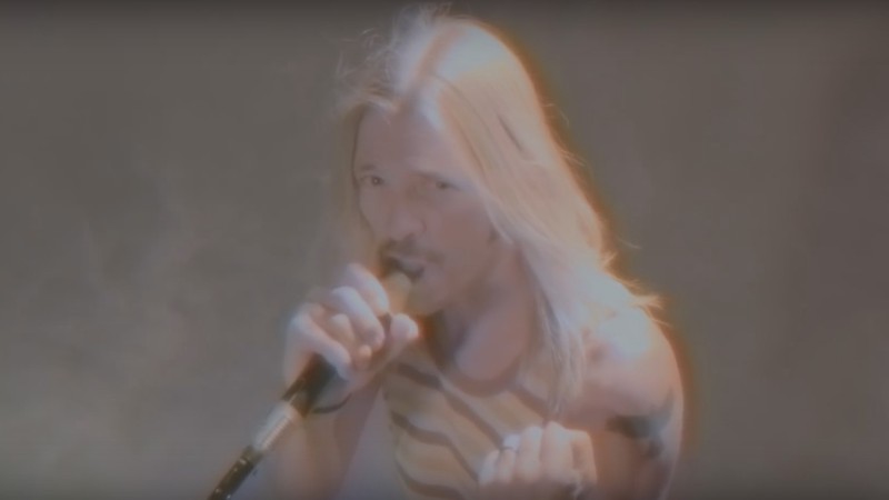 Taylor Hawkins no clipe de "Range Rover Bitch" - Reprodução