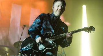 Phil Cunningham, guitarrista do New Order, durante show em Londres, na Inglaterra, em 2016 - Rex Features/AP
