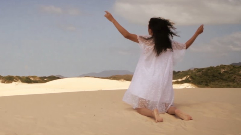 A atriz Lirous K'yo Fonseca Ávila estrelando clipe do Falso Coral - Reprodução/Vídeo