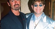 Os músicos George Michael e Elton John juntos em festa da Versace, em 1995, em Londres, na Inglaterra - Rex Features/AP