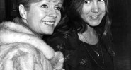 Carrie Fisher, aos 15 anos, com a mãe Debbie Reynolds, a caminho do aeroporto Heathrow em Londres, Inglaterra, no dia 12 de fevereiro de 1972. - AP