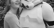 Carrie Fisher posando ao lado de um Stormtrooper em Londres, Inglaterra, no dia 23 de maio de 1980. A atriz estava na cidade divulgando o filme <i>Star Wars: Episódio V - O Império Contra-Ataca</i>. - AP