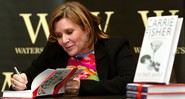 Carrie Fisher autografando seu livro <i>The Best Awful</i> em evento em Londres, Inglaterra, no dia 20 de fevereiro de 2004. A atriz e escritora é mais conhecida pelo seu bestseller internacional <i>Postcards from the Edge</i>. - AP