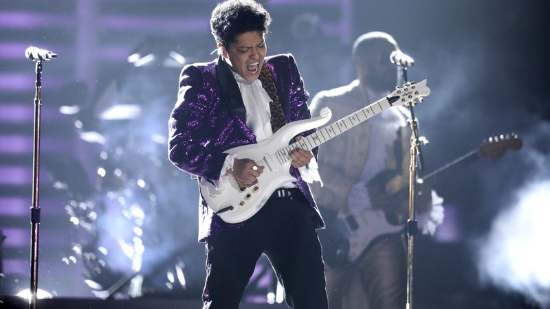 Bruno Mars em tributo a Prince durante o Grammy 2017 - AP