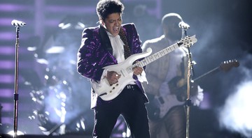 Bruno Mars em tributo a Prince durante o Grammy 2017 - AP