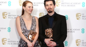 Emma Stone faturou o prêmio BAFTA de Melhor Atriz e Damien Chazelle o de Melhor Diretor, ambos por <i>La La Land – Cantando Estações</i>. - Joel Ryan/Invision/AP