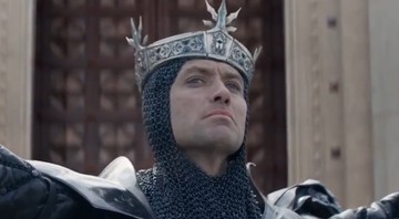 Jude Law em cena do filme <i>Rei Arthur: A Lenda da Espada</i> - Reprodução/Warner Bros