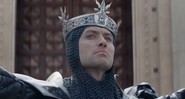 Jude Law em cena do filme <i>Rei Arthur: A Lenda da Espada</i> - Reprodução/Warner Bros