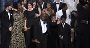 Barry Jenkins (no centro), cercado pelo elenco e equipe de <i>Moonlight: Sob a Luz do Luar</i>, aceitando o Oscar de Melhor Filme - Chris Pizzello/Invision/AP