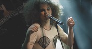 A cantora Assucena Assucena no clipe do grupo As Bahias e a Cozinha Mineira para "Fumaça" - Reprodução