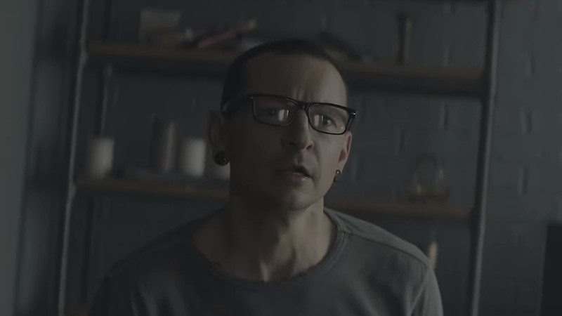 Chester Bennington no clipe de "Heavy", novo single do Linkin Park - Reprodução