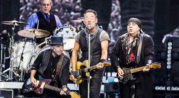 Nils Lofgren à direita de Bruce Springsteen - AP