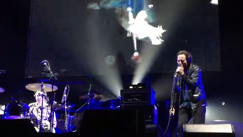 Os ex-companheiros de Pearl Jam Eddie Vedder e Jack Irons durante performance conjunta - Reprodução/Vídeo
