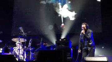 Os ex-companheiros de Pearl Jam Eddie Vedder e Jack Irons durante performance conjunta - Reprodução/Vídeo
