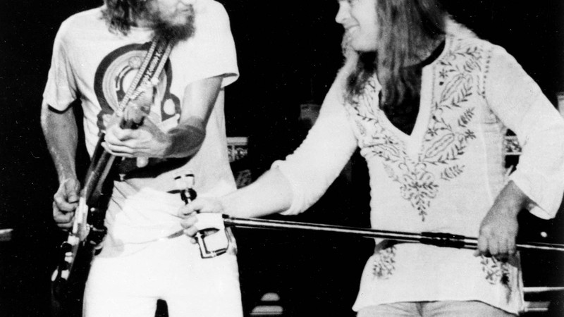 O vocalista Ronnie Van Zant (à dir.) e o guitarrista Steve Gaines, da banda Lynyrd Skynyrd - AP