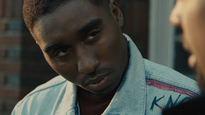 Demetrius Shipp Jr. dando vida a Tupac Shakur na cinebiografia <i>All Eyez on Me</i> - Reprodução/Vídeo