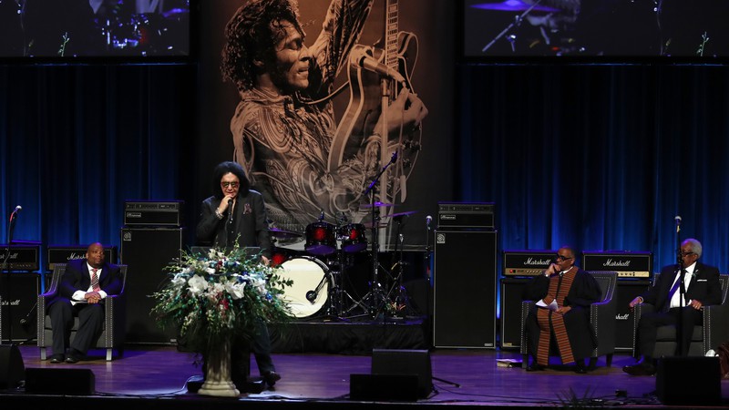 Gene Simmons, baixista do Kiss, em discurso no velório de Chuck Berry  - AP
