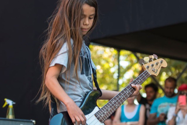 Tye Trujillo, filho de Robert Trujillo, do Metallica em show da banda Helmets (Foto: Reproducão/Instagram)