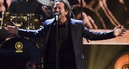 Eddie Vedder no Hall da Fama do Rock, em 2017 - AP