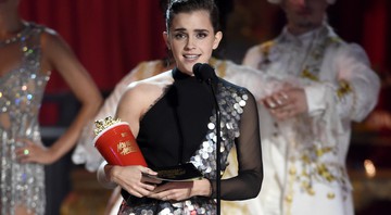 Emma Watson no MTV Movie & TV Awards de 2017, recebendo o prêmio de Melhor Ator/Atriz pelo papel em <i>A Bela e a Fera</i> - Chris Pizzello/Invision/AP