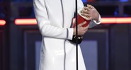 Millie Bobby Brown aceitando o prêmio de Melhor Ator/Atriz em uma Série, no MTV Movie & TV Awards de 2017 - Chris Pizzello/Invision/AP
