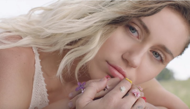Miley Cyrus no clipe de "Malibu"(Foto: Reprodução)