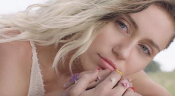 Miley Cyrus no clipe de "Malibu" - Reprodução