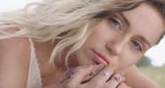 Miley Cyrus no clipe de "Malibu" - Reprodução