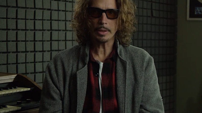 Chris Cornell, do Soundgarden, em vídeo sobre a participação na trilha sonora do filme <i>Vida de Solteiro</i> (1992) - Reprodução