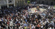 Multidão se reúne na praça St. Ann, em Manchester, para um minuto de silêncio em homenagem às vítimas do atentado terrorista que ocorreu na Manchester Arena, no dia 22 de maio, após show da cantora Ariana Grande


 - AP