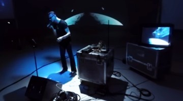 Cena do clipe "Going Backwards", do Depeche Mode - Reprodução