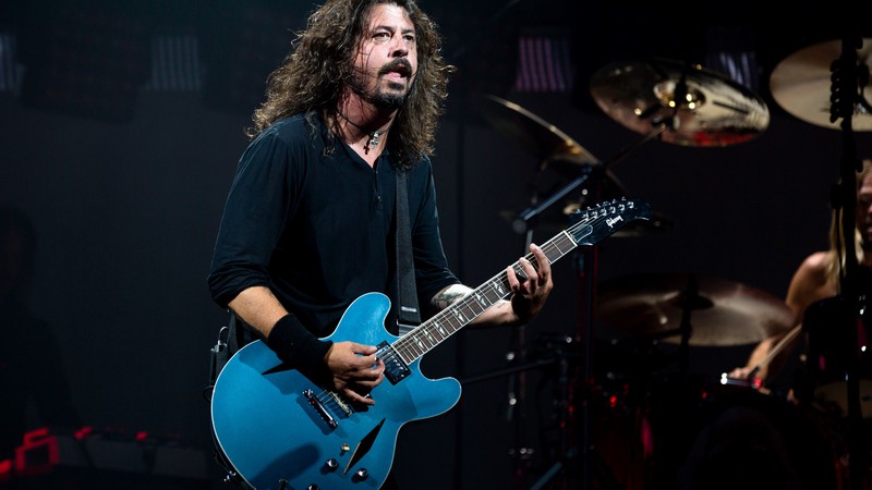 Dave Grohl à frente do Foo Fighters durante show da banda no festival Glastonbury de 2017 - Rex Features/AP