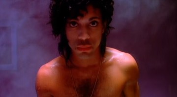 Cena do clipe de "When Doves Cry", do Prince - Reprodução/Vídeo