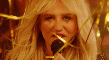 Kesha em cena do clipe de “Woman” - Reprodução/Vídeo