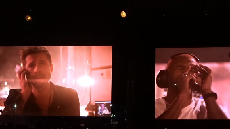 Frank Ocean e Brad Pitt durante show do cantor no festival norte-americano FYF Fest de 2017 - Reprodução/Vídeo