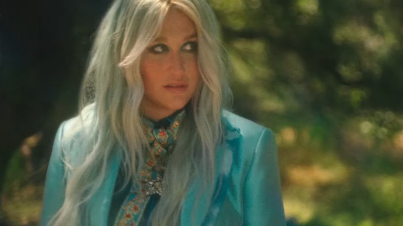 Kesha no clipe de "Learn to Let Go" - Reprodução/Vídeo