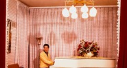 Elvis Presley com o piano branco que foi à leilão no eBay - Divulgação