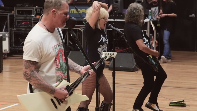 Metallica e Lady Gaga ensaiando performance de “Moth Into Flame” - Reprodução/Vídeo