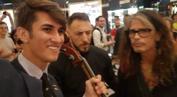 Steven Tyler autografa o violoncelo no Shopping Leblon - Divulgação