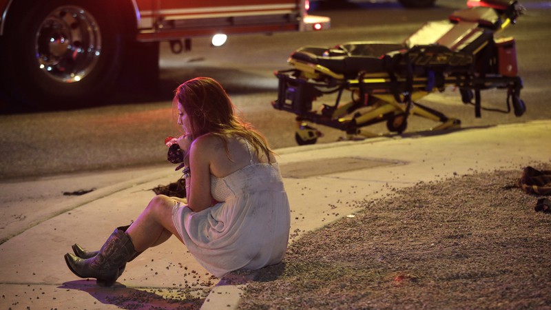Mulher que fazia parte do público do Route 91 Harvest Festival, que foi atacado por um atirador norte-americano - Associated Press