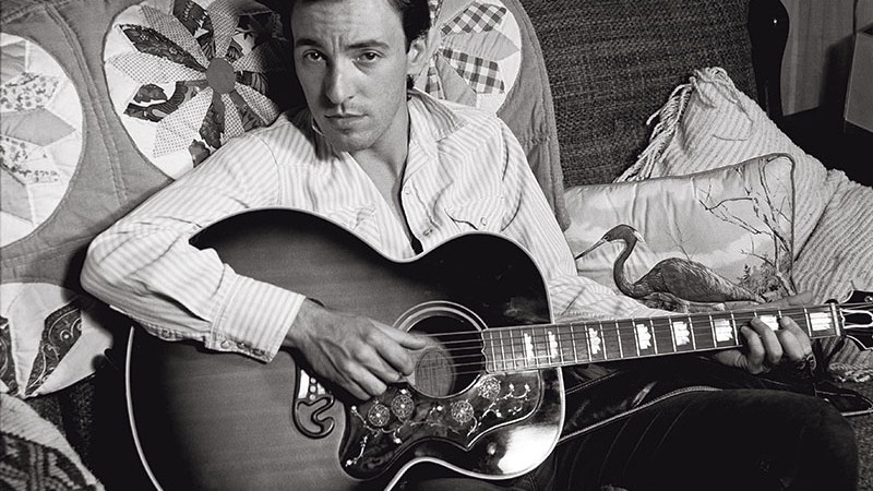 <b>Intimidade Revelada</b><br>
Springsteen clicado em 1982, em Monmouth County, em Nova Jersey, em uma casa que alugou durante a gravação do álbum <i>Nebraska</i>
 - Frank Stefanko 