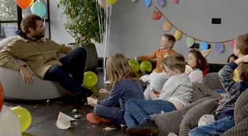 Liam Gallagher sendo entrevistado por crianças em vídeo - Reprodução/Vídeo